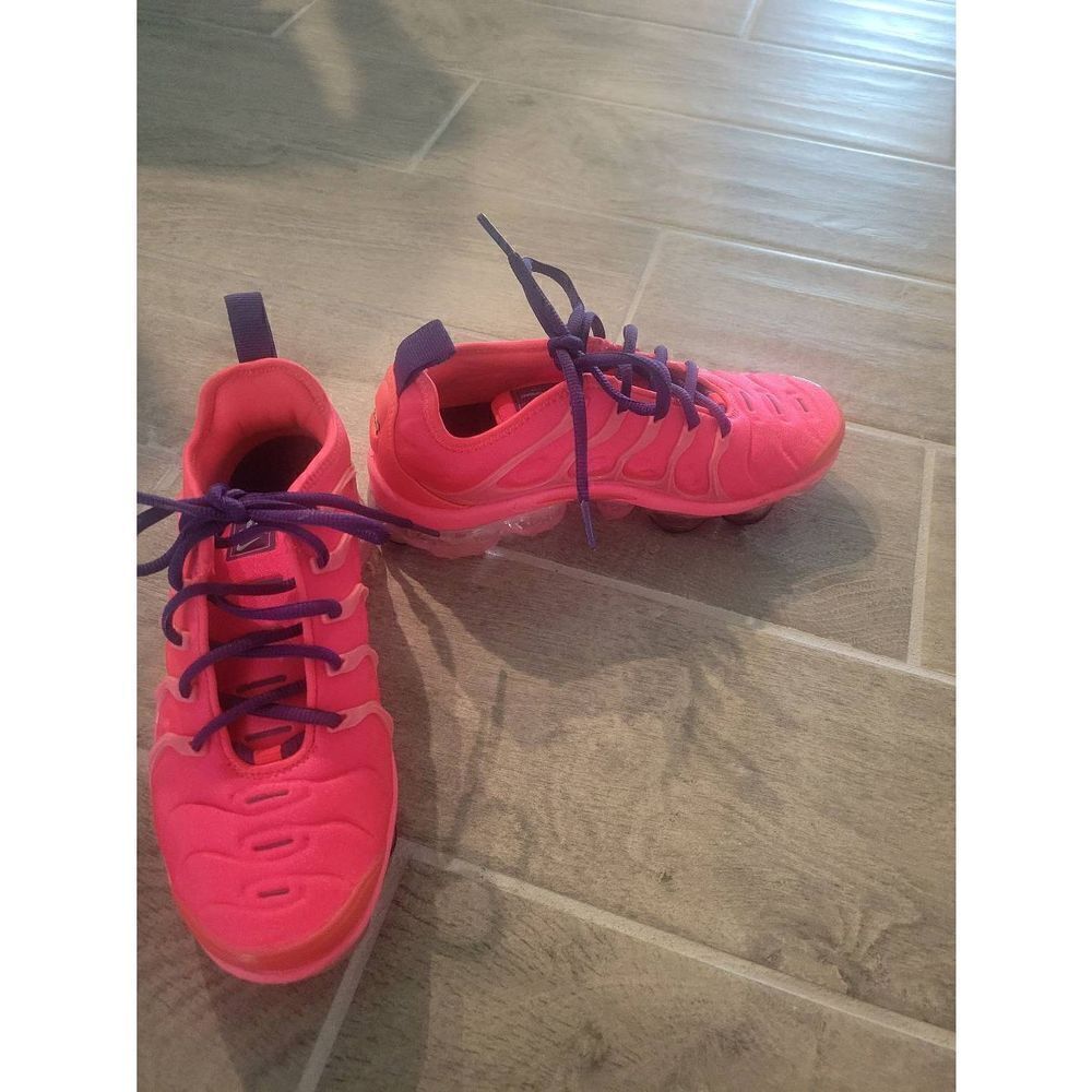 Nike‎ Air Vapormax Plus Bright Crimson Size 6 Neon Running Athletic Sneaker